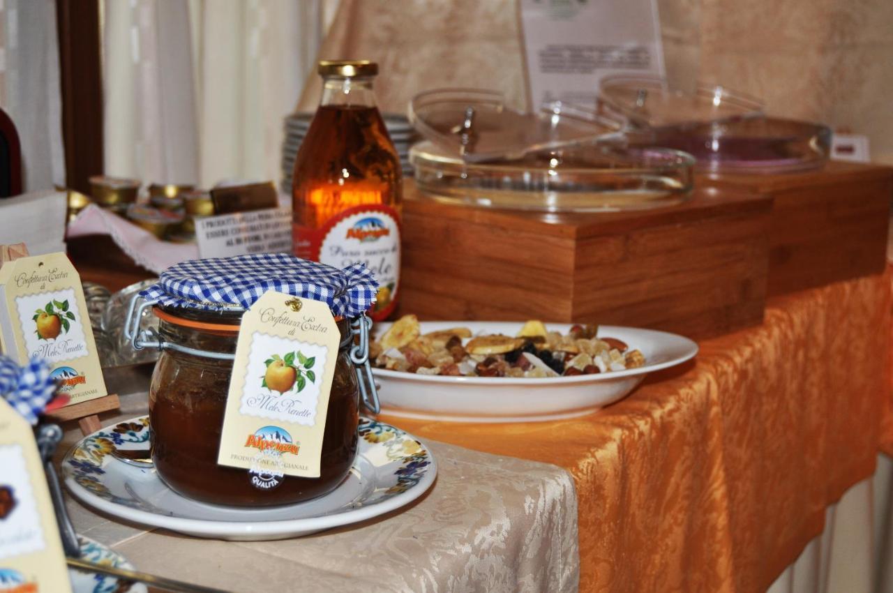 Hotel Elena Saint-Vincent Luaran gambar